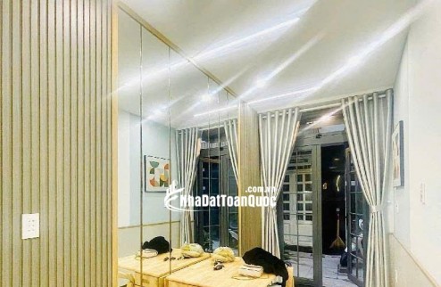 Nhà 3 tầng Tân Bình, hẻm Lạc Long Quân, 18m2, 2PN, 3WC, sổ hồng, giá 2.8 tỷ - Cơ hội an cư lý tưởng